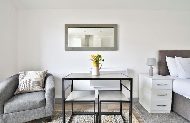 Stunning Studio In Converted Building - Photo 18