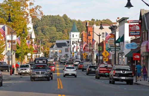 Riverfront Retreat in the White Mountains - 3BR Cozy Escape Near Ski & Hike - Foto 7