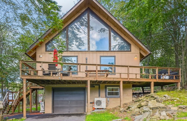 Poconos Chalet Newly Renovated, Great Location 4 Bedroom Home by RedAwning - Foto 46