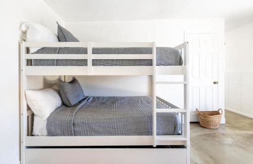 Casa Rocosa I Midcentury Home on 5 Private Acres Near Park - Foto 33