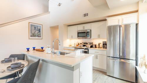 RiverWalk PentHouse Oasis w/Free Parking Gym Pool - Foto 4, stove, toaster