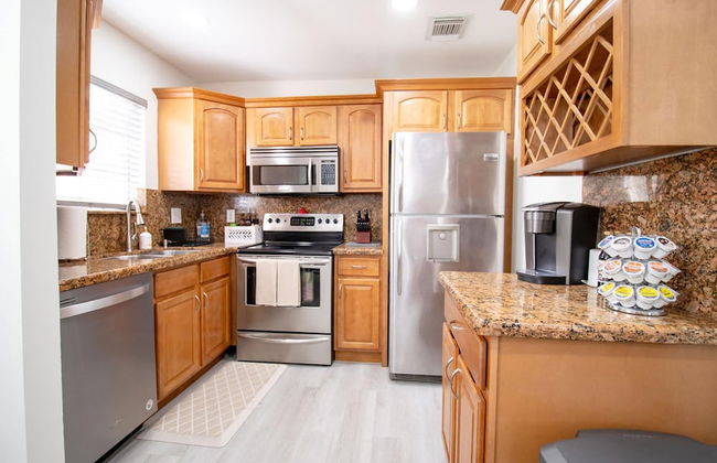 Good Vibes Oasis- Cozy Townhome With Parking - Photo 11