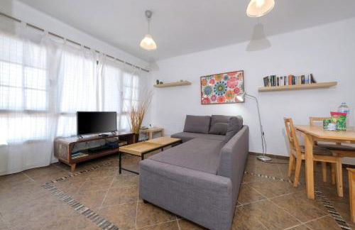 Casa Hibiscus - Shared Pool and BBQ - Close to Seafront Promenade By Lanzarote Vacation Homes - Foto 7