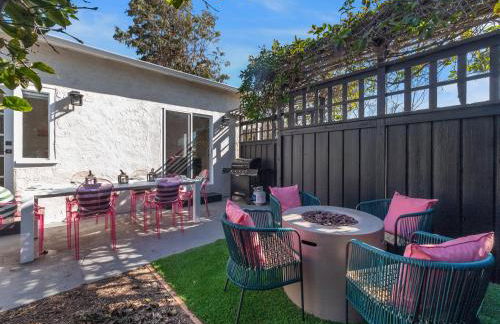 Classic Beach Bungalow - Parking, Private Patio & Pet Friendly! - Foto 3