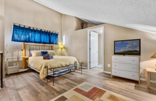 Charming Country Club Condo with Loft & Fireplace - Foto 15