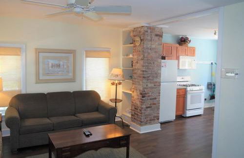 The Cute & Cozy - Lower Apt - Great Location! - Photo 16