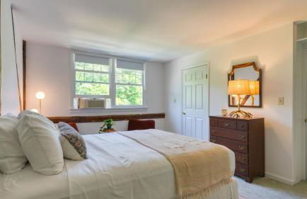 Historic Barn Retreat w Pool Pond Views Longview Pond Lodge by AvantStay - Foto 26