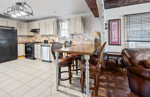 Romantic Colonial Hideaway in Historic Downtown - Pet Friendly - Foto 48