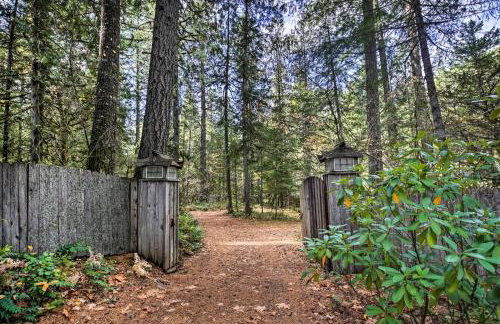 Enchanting Escape with Hot Tub, Decks and Views! - Foto 33