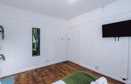 The Lyme Lounge - Contemporary & Stylish 3BR Home - Sleeps 7 with Parking & Wi-Fi - Perfect For Business or Work Stays - By Parydise Properties - Foto 9