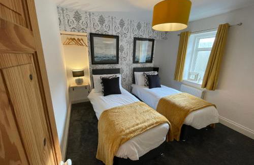 Cheerful 2 Bedroom Townhouse with Cinema Loft - Foto 1