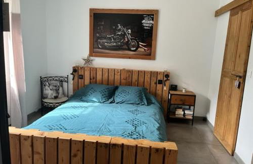 MAS DE VILLE AVEC PISCINE DANS SON COCON DE VERDURE - ESPRIT INDUSTRIEL - Foto 11