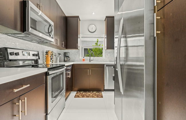 Arthaus- Fully Stocked Kitchen and Fenced Yard - Foto 10