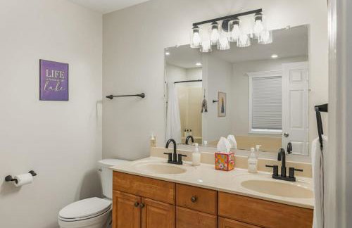 LKJ - Lakefront Home, Hot tub, Fire Pit, Games and Movie Room! - Foto 77