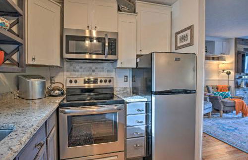 Eclectic Condo with Balcony 1 Block to Beach! - Foto 9