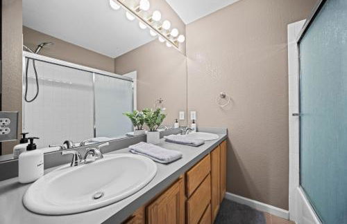 Golden View Townhouse - Walk to Downtown! - Photo 29