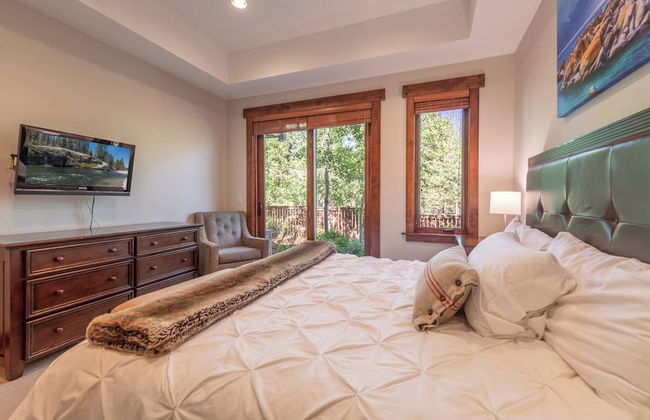 Lux Townhome Next to Village by Sierra Getaways - Photo 8