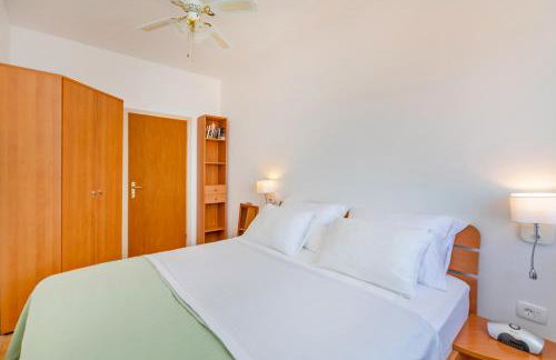 Charming Seafront Stay at Villa Mara - Photo 4