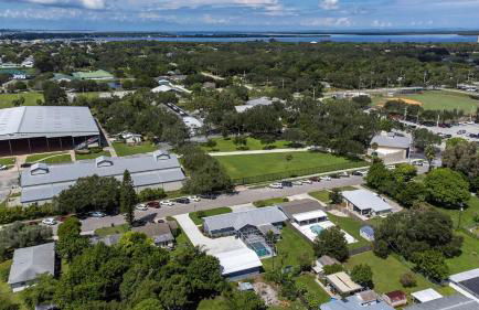 Spacious Home Sleeps 16 - Private Pool Near IMG - Foto 23