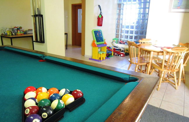 Combine City & Countryside in Well Kept House With Many Games, Next to a Farm - Foto 29