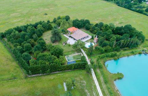 Gite de Coulassy 8 à 10 pers dans parc de 2 hectares - Foto 2