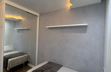 Alto padrão com ar, garagem, sacada integrada - Foto 9