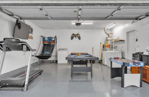 Hilltop Home Hot Tub BBQ Game Room Self Check-In - Foto 1