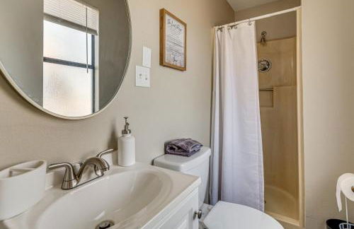 Lakefront Home with Yard and Deck in North Little Rock - Foto 16