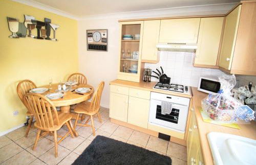 2 Bed House - Sleeps 4 - Parking - Pets - Garden - Foto 12