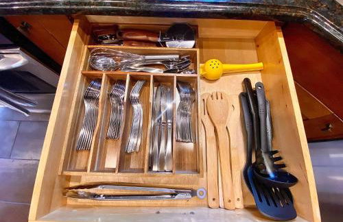 Easy PATH&Bus access- NYC| designer home + Deck. - Photo 33