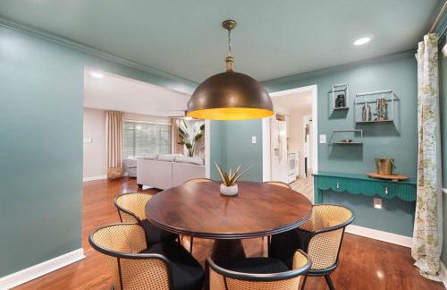 The Sleepy Tiki - game room, tiki lounge, firepit - Foto 3