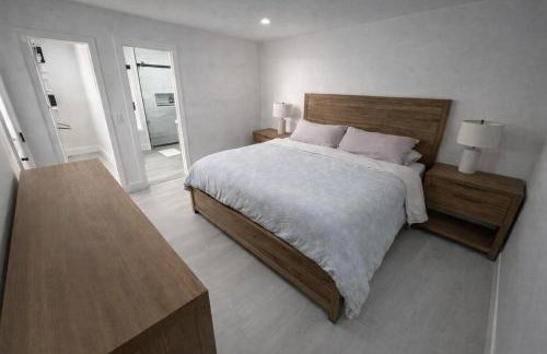 Sunny Oasis Near the Beach with 4BR and 3BA Pool Home - Foto 39