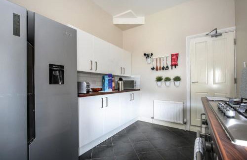 5 bedroom house, free parking, near football, sleeps 8 - Photo 24