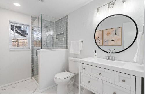 Spacious and Cozy 5 Bed 3 Bath Vacation House W 2 King 3 Queen! Sleep 12! 15Min to Red Rocks - Foto 67