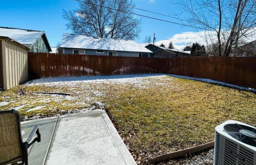 Home Sweet Idahome, feels like home with all the decor you wish you could afford King bed in master, fully fenced dog friendly yard, a few blocks from BSU and downtown Boise, Your perfect stay! - Foto 30