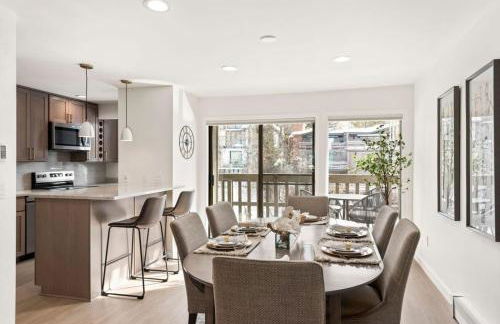 Renovated Riverfront 3 BR, 2 BA with Pool - Walk to Town! - Foto 5