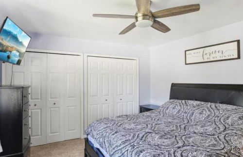 Newly Luxury Dream Home With 4 Bedroom 2 Full Bath, Full Body Massage Chair, 65Inch TV, Nice Deck, Fenced Backyard, Private Gym - Foto 6