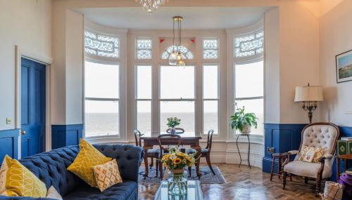 Signature Beachfront Home, Panoramic Sea Views & Marble Fireplace - Foto 5