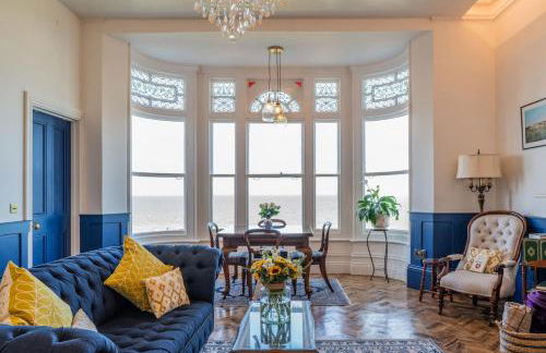 Signature Beachfront Home, Panoramic Sea Views & Marble Fireplace - Foto 5