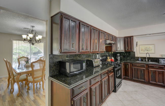 Luxurious 4BR House with Large Pool Near Strip - Foto 30