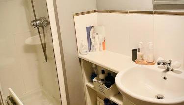 Modern ground floor apartment with free parking very near centre - Foto 3, Shower