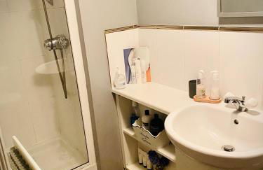 Modern ground floor apartment with free parking very near centre - Foto 3