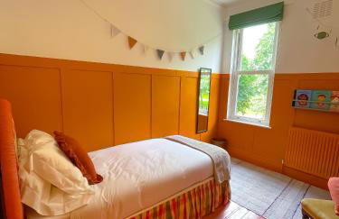 Spacious home in Leeds ideal for gatherings with free parking - Foto 49