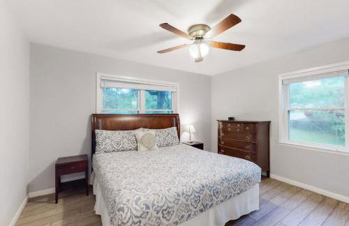 Wonderful Lakefront Home with Yard, Water Views, Central AC, WiFi, Private W/D - Foto 12