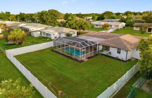 Stylish coastal retreat with Heated Saltwater pool - Foto 25