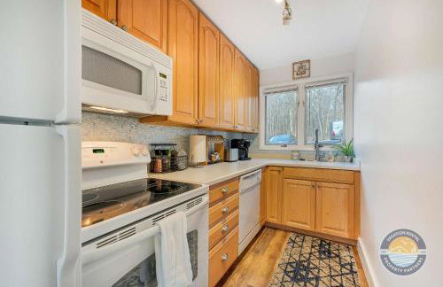 Modern Lake Geneva Condo with Year-Round Views - Foto 5