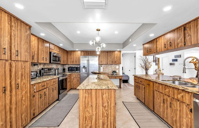 Family-friendly 5BR Home w/ Heated Pool & Parking - Foto 7