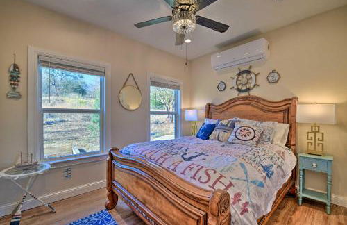 Steps to Lake! Charming Cabin Pool Access and Decks - Foto 14