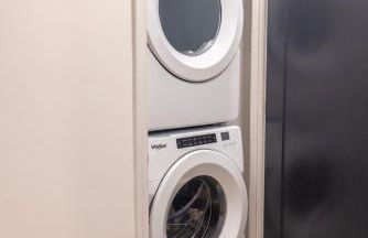 Cozy 1BR with Private Balcony, Gym, Pool & Workspace - Foto 17