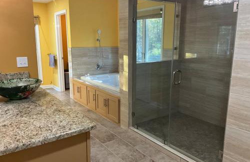 Quiet Forest Vacation home on a Private Road with Spacious Patios, Fire pit, Pet friendly and a Private pool - Foto 50